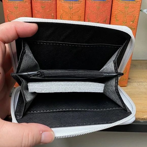 Super Mario White Zip Wallet - Picture 3 of 4